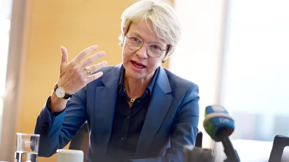 Schul- und Bildungsministerin Dorothee Feller erkl&auml;rt wie es zu der Technik-Panne kommen konnte. - &copy; Malte Krudewig/dpa