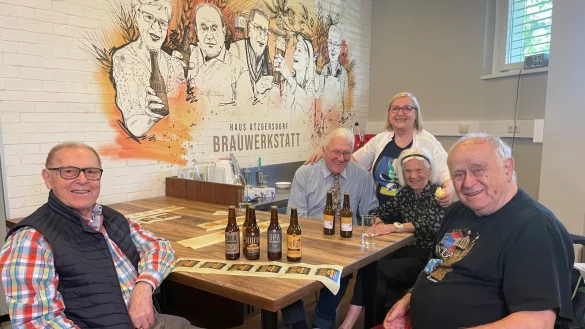 Auch das Etikettieren von Bier aus eigener Produktion z&auml;hlt zu den Aufgaben im Altersheim. - &copy; Matthias R&ouml;der/dpa