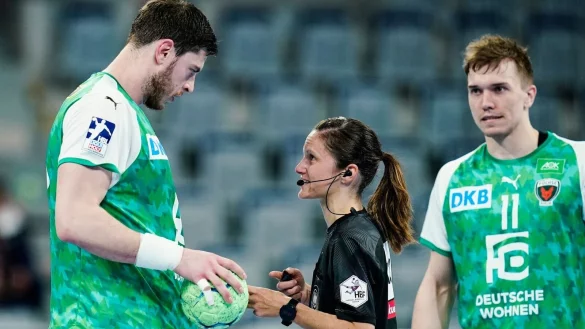 Reagiert gelassen auf die Kritik am Einsatz von Schiedsrichterinnen bei der M&auml;nner-WM: Maike Merz (M). - &copy; Uwe Anspach/dpa