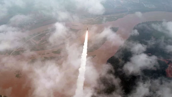 Diese von der staatlichen nordkoreanischen Nachrichtenagentur KCNA zur Verf&uuml;gung gestellte Aufnahme soll nach eigenen Angaben den angeblichen Testabschuss am 12.07.2023 zeigen. Der Inhalt kann nicht unabh&auml;ngig verifiziert werden. - &copy; Uncredited/KCNA/KNS/dpa