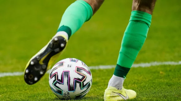 Ein Fu&szlig;ballspieler spielt den Ball. - &copy; Uwe Anspach/dpa/Symbolbild