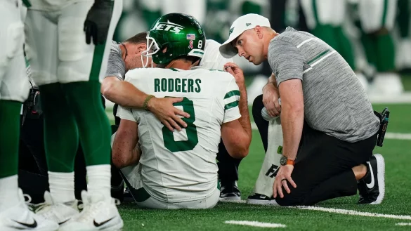 Jets-Quarterback Aaron Rodgers hat sich beim Auftaktspiel gegen die Bills schwer verletzt. - © Seth Wenig/AP/dpa