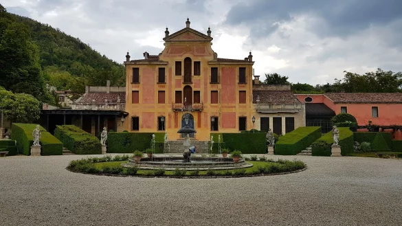 Villa Barbarigo bei Galzignano Terme: Der Glanz vergangener Tage l&auml;sst sich noch erahnen. - &copy; Roswitha Bruder-Pasewald/dpa-tmn