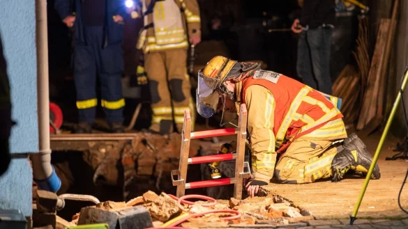 Rettungskr&auml;fte der Feuerwehr sind an einer Baugrube im Einsatz. - &copy; Justin Brosch/dpa