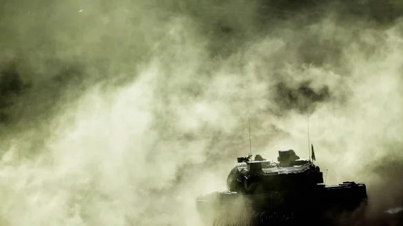 Ein Kampfpanzer Leopard 2 w&auml;hrend einer Bundeswehr&uuml;bung. - &copy; Peter Steffen/dpa