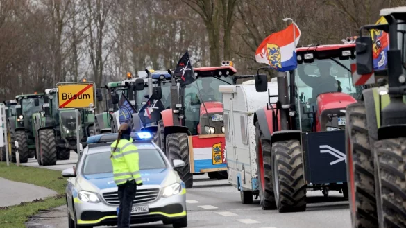 Protestveranstaltung von Bauern vor dem Beginn der Agrarministerkonferenz in B&uuml;sum. - &copy; Christian Charisius/dpa