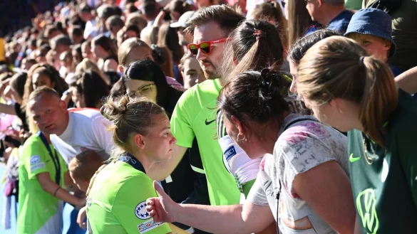 Die Wolfsburgerin Alexandra Popp wird nach dem Spiel getr&ouml;stet. - &copy; Swen Pf&ouml;rtner/dpa