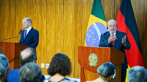 Olaf Scholz und Luiz In&aacute;cio Lula da Silva bei einer gemeinsamen Pressekonferenz in Brasilia. - &copy; Kay Nietfeld/dpa