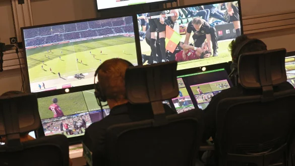 Die VAR-Entscheidung soll den Zuschauern via Mikro erl&auml;utert werden. - &copy; Henning Kaiser/dpa/Symbolbild