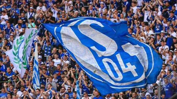 Schalker Fans feiern ihre Mannschaft. - &copy; Jan Woitas/dpa