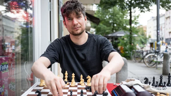 Beinahe t&auml;glich spielt Wolf B?ese vor dem Sp&auml;ti mit fremden Menschen Schach. - &copy; Hannes P. Albert/dpa