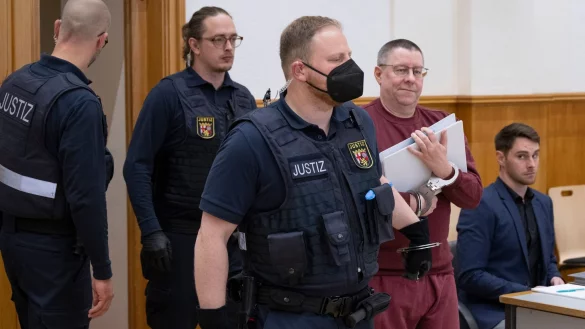 Zum Prozessauftakt wird der Angeklagte Sven Birkmann in Handschellen in den Gerichtssaal gef&uuml;hrt. - &copy; Boris Roessler/dpa