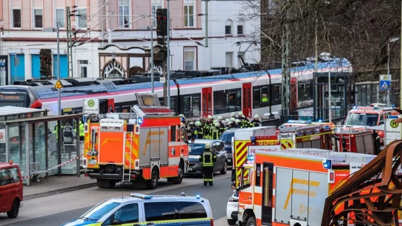 Helfer stehen an einem Zug. - © Allex Talash/-/dpa