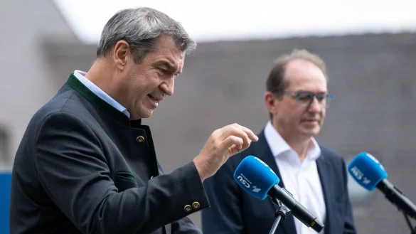 Der bayerische Ministerpräsident Markus Söder und CSU-Landesgruppenchef Alexander Dobrindt (r) am Kloster Andechs. - © Sven Hoppe/dpa