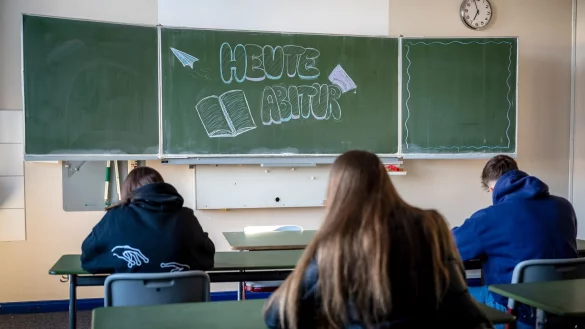Abiturpr&uuml;fungen laufen im Klassenzimmer eines Gymnasiums. - &copy; Sina Schuldt/dpa/Symbolbild
