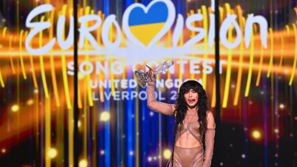 Loreen aus Schweden jubelt nach ihrem Sieg beim Finale des 67. Eurovision Song Contest (ESC) in Liverpool. - &copy; Peter Kneffel/dpa