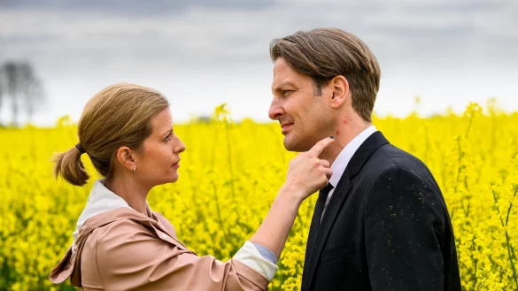 Insa (Theresa Underberg) und Habedank (Holger Stockhaus) kommen sich im Rapsfeld n&auml;her. - &copy; Willi Weber/ZDF/dpa