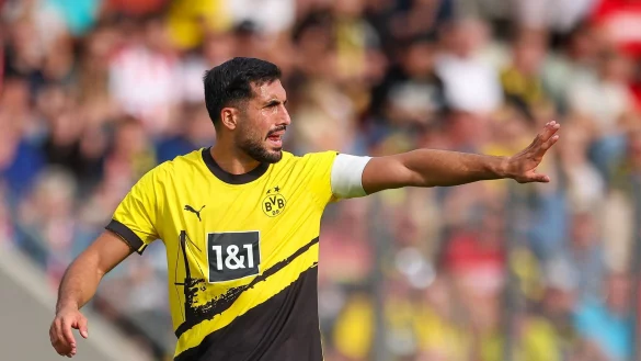 Dortmunds Spieler Emre Can gestikuliert auf dem Spielfeld. - &copy; Jan Woitas/dpa