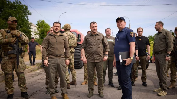 Wolodymyr Selenskyj mit Beh&ouml;rdenvertretern in Cherson. - &copy; Uncredited/Ukrainian Presidential Press Office/AP/dpa