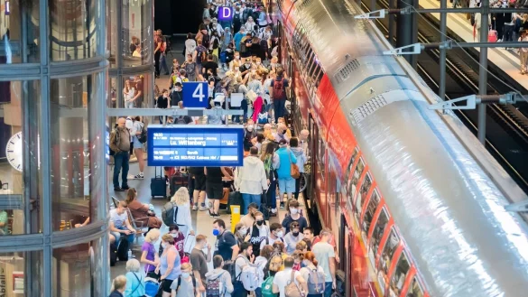 Mit speziellen Anzeigen am Bahnsteig und in der eigenen App will die Deutsche Bahn Fahrg&auml;ste besser &uuml;ber die Auslastungssituation in einfahrenden Regionalz&uuml;gen informieren. - &copy; Christoph Soeder/dpa