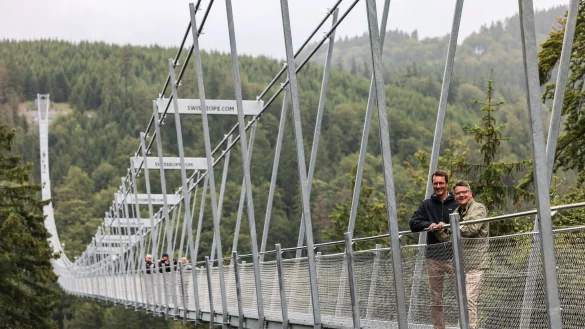 Die Ministerpr&auml;sidenten Hendrik W&uuml;st und Boris Rhein wandern gemeinsam von Willingen in Hessen nach Winterberg in Nordrhein-Westfalen. - &copy; Oliver Berg/dpa