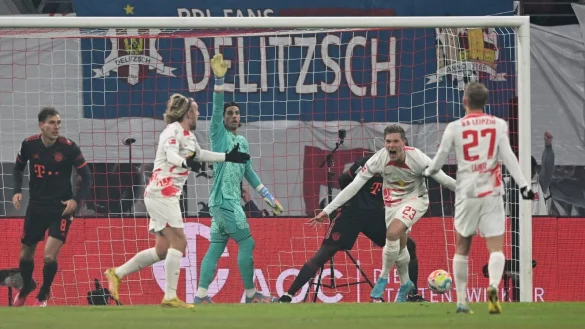 Bayern-Neuzugang Yann Sommer (hinten) konnte den Treffer von Leipzigs Marcel Halstenberg (2.v.r) nicht verhindern. - © Hendrik Schmidt/dpa
