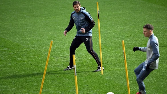Leverkusens Trainer Xabi Alonso (l) und Florian Wirtz in Aktion beim Abschlusstraining. - &copy; Federico Gambarini/dpa
