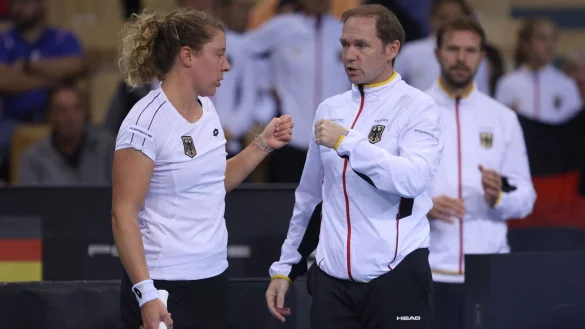 Teamchef Rainer Sch&uuml;ttler faustet mit Anna-Lena Friedsam ab. - &copy; Nel Pavletic/PIXSELL/dpa