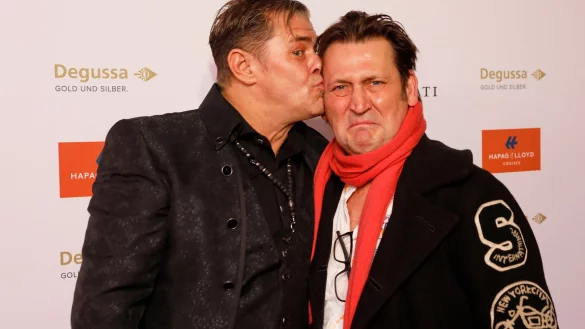 Die Schauspieler Sven Martinek (l) und Ingo Naujoks ermittteln als Duo in der ARD-Vorabendserie &laquo;Morden im Norden&raquo;. - &copy; picture alliance / Georg Wendt/dpa