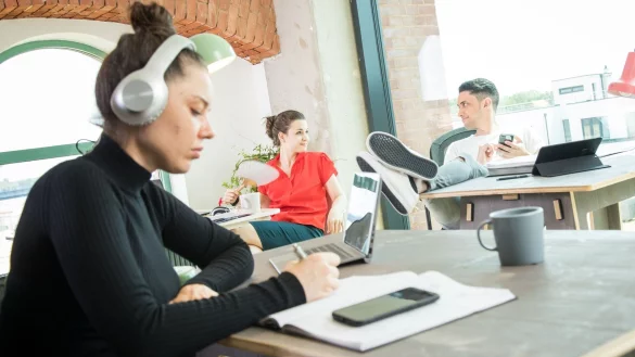 Manche Menschen werkeln lieber in Ruhe und ohne st&auml;ndige Abstimmung mit Kollegen. - &copy; Christin Klose/dpa-tm/dpa-tmn/Illustrationen