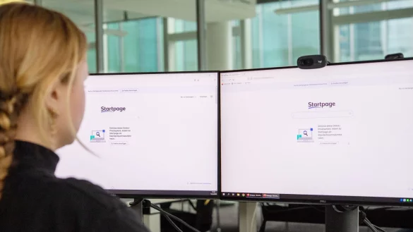 Diese Suchmaschine liefert Google-Ergebnisse, l&auml;sst die Anfragen aber &uuml;ber die eigenen Server laufen und anonymisiert sie dort. - &copy; Bernd Diekjobst/dpa-tmn/Illustration