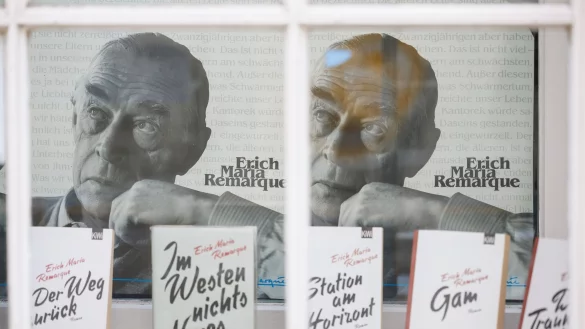 B&uuml;cher und Bilder des Autors Erich Maria Remarque in einem Schaufenster des Erich Maria-Remarque-Friedenszentrums in Osnabr&uuml;ck. - &copy; Friso Gentsch/dpa