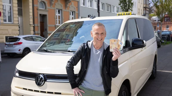 Zurück im «Quiz Taxi»: Thomas Hackenberg rollt mit dem mobilen Quizstudio wieder durch das Vorabendprogramm von Kabel Eins. - © Boris Breuer/Kabel Eins/dpa