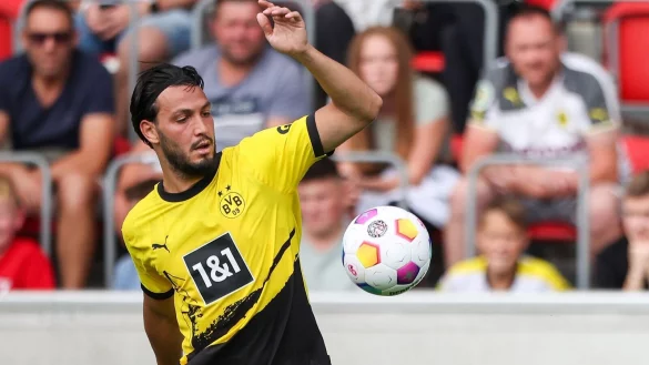 Dortmunds Ramy Bensebaini in Erfurt am Ball. - &copy; Jan Woitas/dpa