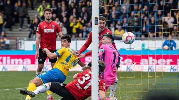 Jannis Nikolaou (2.v.l.) war Braunchschweigs Matchwinner beim Derby-Sieg gegen Hannover. - &copy; Swen Pf&ouml;rtner/dpa