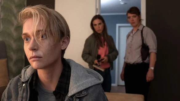 Was hat Daniel (Jonathan Perleth, l) f&uuml;r ein Geheimnis vor den Kommissarinnen Katrin K&ouml;nig (Anneke Kim Sarnau, M.) und Melly B&ouml;we (Lina Beckmann, r.)? - &copy; Christine Schr&ouml;der/NDR/dpa