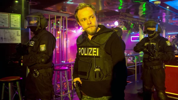 Marthaler (Matthias Koeberlin) bei einer Razzia im Nachtclub &laquo;Sterntaler&raquo;. - &copy; Daniela Incoronato/ZDF/Arte/dpa