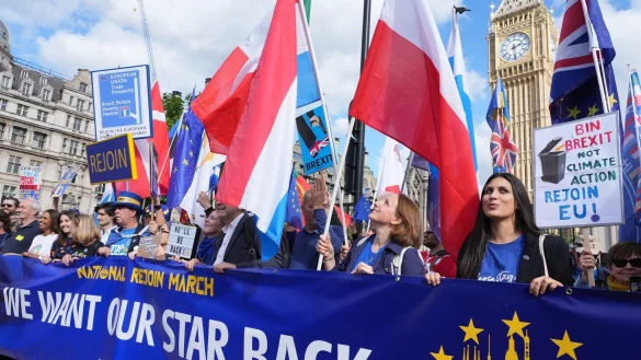 Das zentrale Motto des Protests bezieht sich auf die Sterne der EU-Flagge: «We want our star back!» (Wir wollen unseren Stern zurück!) - © Jeff Moore/PA Wire/dpa