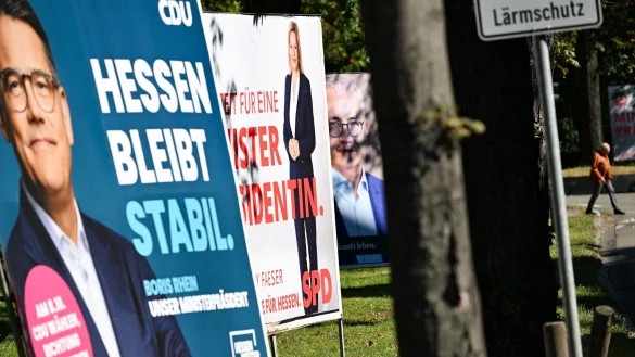 Wahlplakate der Spitzenkandidaten Boris Rhein (CDU), Nancy Faeser (SPD) und Tarek Al-Wazir (B&uuml;ndnis 90/Die Gr&uuml;nen): Wer macht in Hessen das Rennen? - &copy; Arne Dedert/dpa