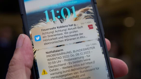 Seit Februar warnen Beh&ouml;rden in Deutschland &uuml;ber Cell Broadcast mit einer Art SMS vor Hochwasser, Gro&szlig;br&auml;nden und anderen folgenschweren Ereignissen. - &copy; Thomas Frey/dpa
