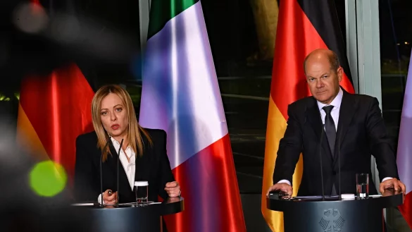 Bundeskanzler Olaf Scholz (r, SPD) und Italiens Ministerpr&auml;sidentin Giorgia Meloni &auml;u&szlig;ern sich bei einer Pressekonferenz nach ihrem Gespr&auml;ch im Bundeskanzleramt. - &copy; Philipp Znidar/dpa