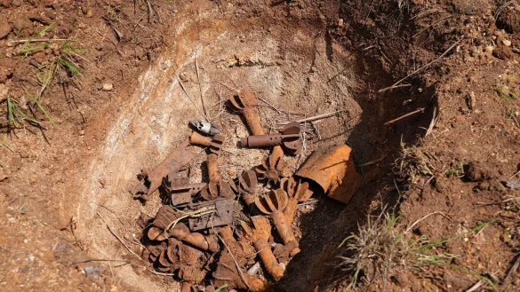 &Uuml;berreste von Streumunition liegen in Ayii im S&uuml;dsudan an einer R&auml;umungsstelle. - &copy; Sam Mednick/AP/dpa