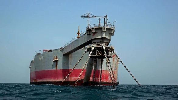 Blick auf den angeschlagenen Öltanker «FSO Safer» im Roten Meer vor der Küste des von Rebellen gehaltenen Hafens Rass Issa. - © Stringer/dpa