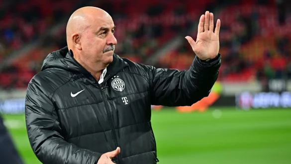 Budapests Trainer Stanislaw Tschertschessow winkt vor dem Spiel gegen Bayer Leverkusen. - &copy; Marton Monus/dpa