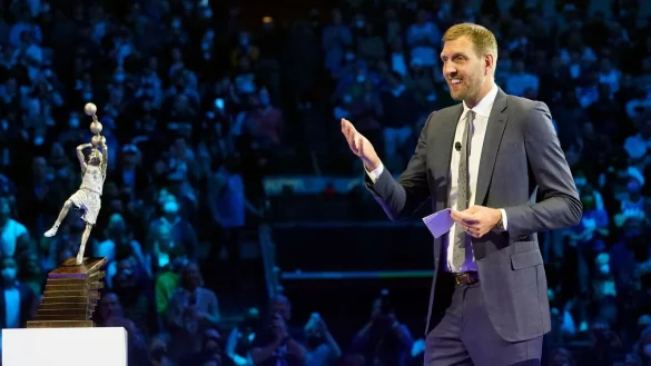 Dirk Nowitzki wird in die Hall of Fame aufgenommen. - © Lm Otero/AP/dpa