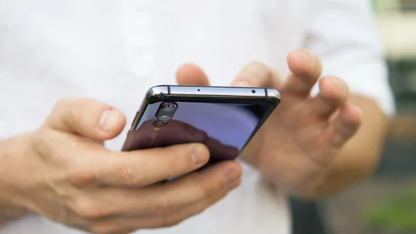 100 Tage nach seiner Einf&uuml;hrung ist das Handy-Warnsystem Cell Broadcast in NRW schon 17 Mal eingesetzt worden. - &copy; Robert G&uuml;nther/dpa-tmn/dpa/Symbolbild