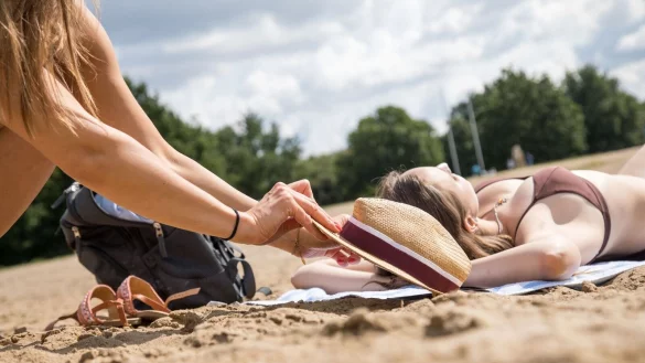 Schon ein kurzer Moment der Unaufmerksamkeit reicht aus und weg sind die Wertsachen. Im Freibad sind sie im Spind daher besser aufgehoben. - &copy; Christin Klose/dpa-tmn