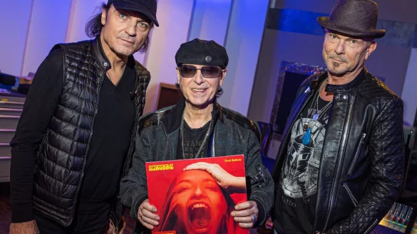 Matthias Jabs (l-r), Klaus Meine und Rudolf Schenker mit ihrem aktuelllen Album &laquo;Rock Believer&raquo;. - &copy; Moritz Frankenberg/dpa