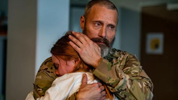 Vater Markus (Mads Mikkelsen) und seine Tochter Mathilde (Andrea Heick Gadeberg) trauern. - &copy; Rolf Konow/ARD Degeto/dpa