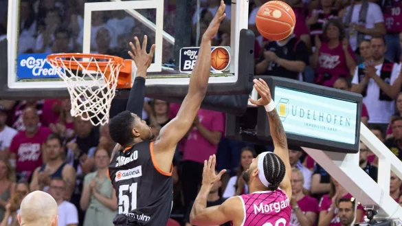 Ulms Bruno Caboclo verteidigt gegen den Bonner Jeremy Morgan. - &copy; Thomas Frey/dpa